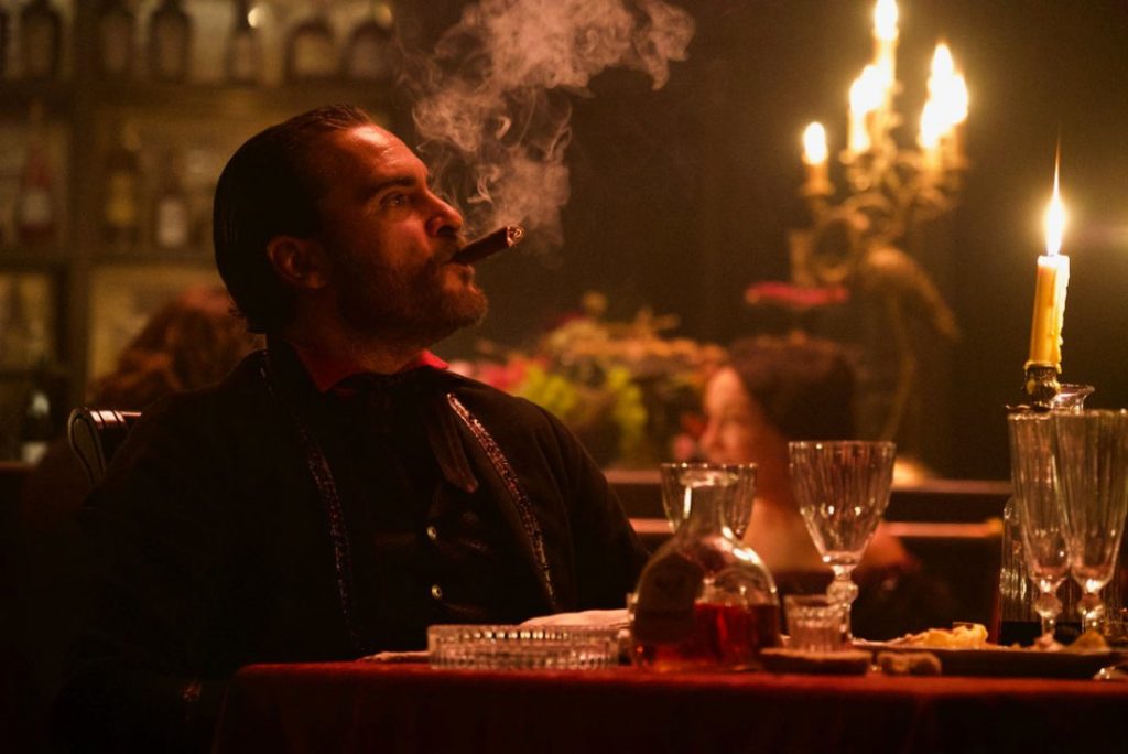 El actor Joaquin Phoenix fumando un puro en un fotograma de la película Los hermano Sisters premiada en los Premios César de 2019 en la categoría de Mejor director