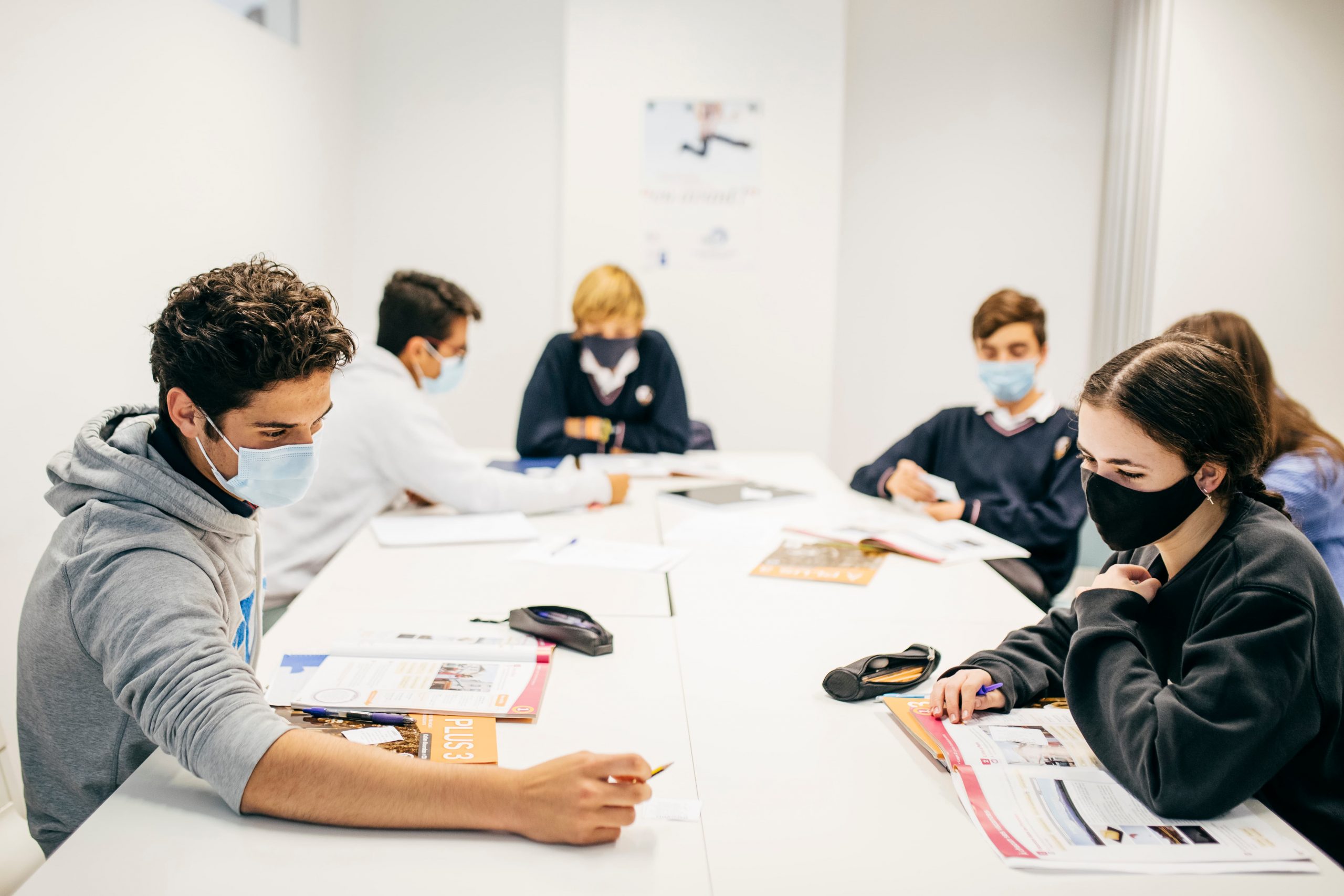 Un aula de la Alianza con alumnos del curso de francés junior anual