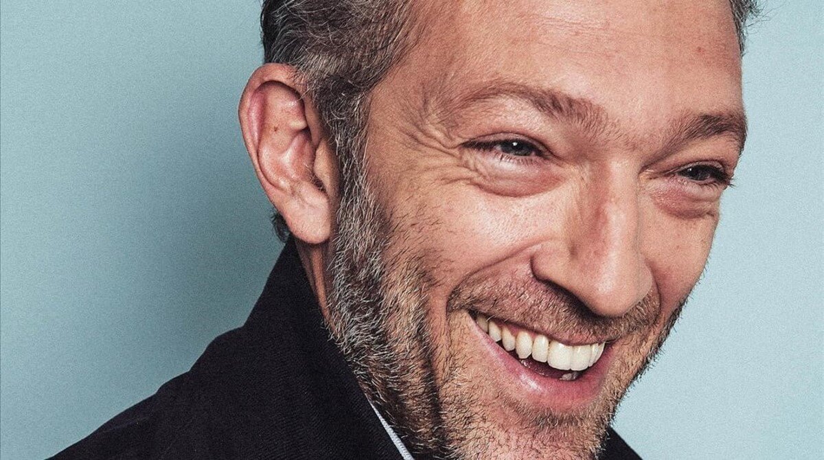 Primer plano del actor Vincent Cassel, que aparece sonriendo ampliamente