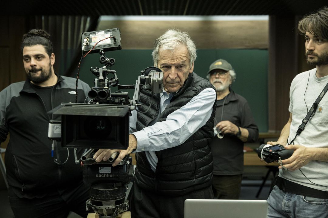 El director Costa-Gavras y su equipo detrás de una cámara de cine durante un rodaje