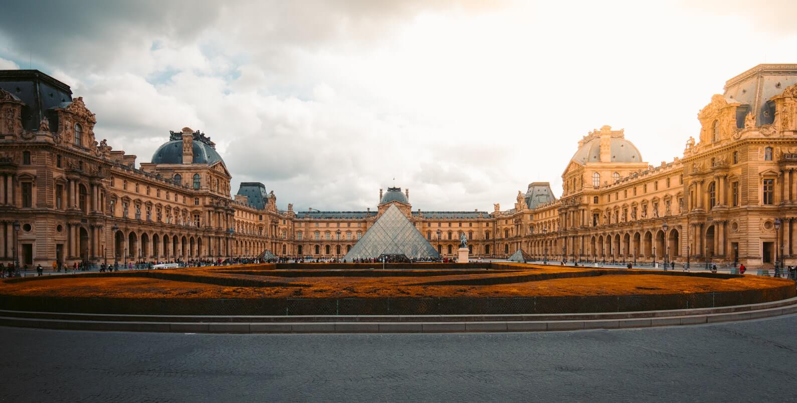plano general de la fachada del museo del Louvre al atardecer