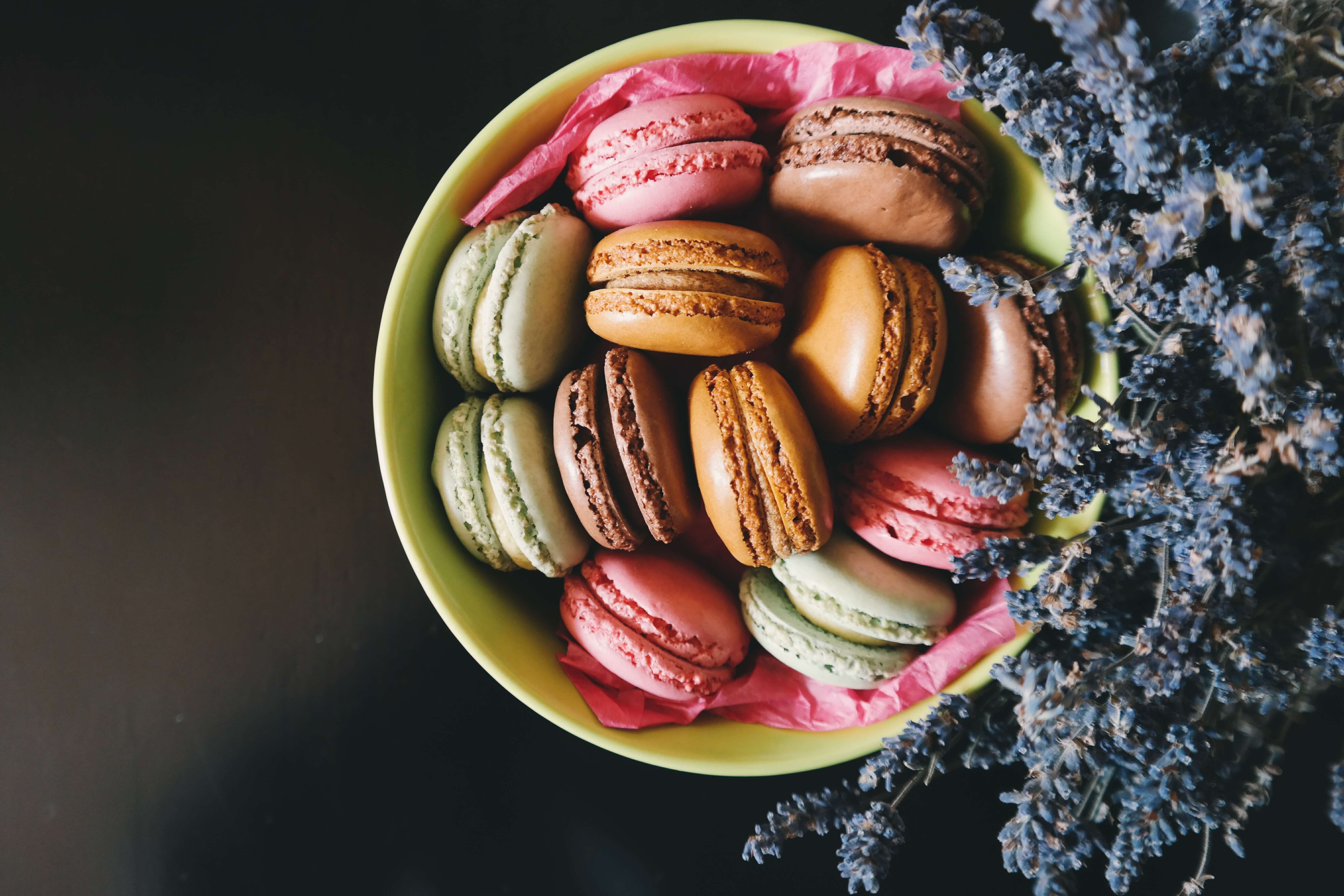 postres franceses: macarons de colores dentro de un bol