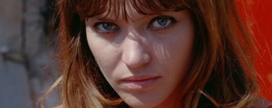 Anna Karina mirando fijamente a cámara