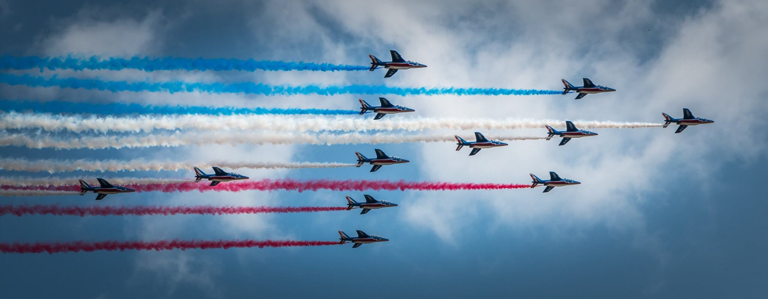 aviones militares con humo de colores para festejar la fiesta nacional francesa