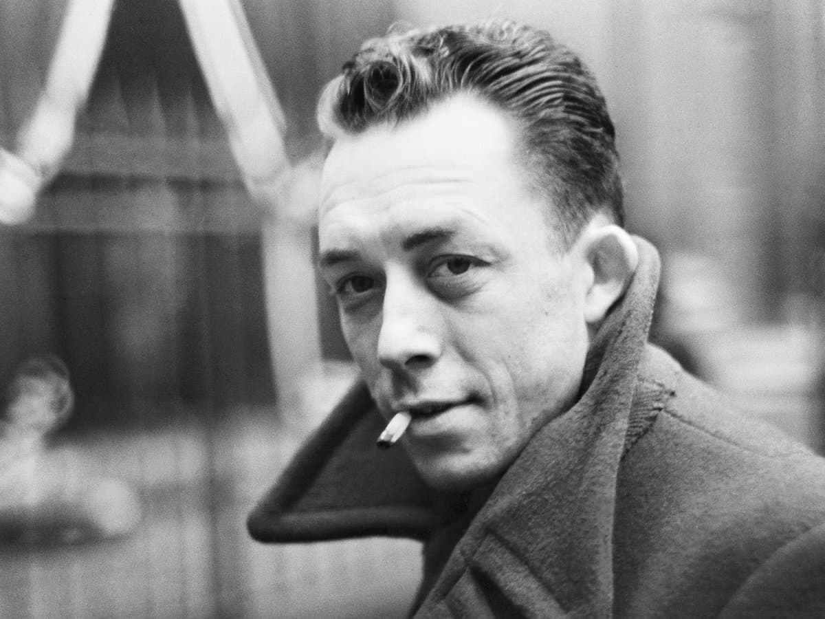 Albert Camus fumando un cigarrillo