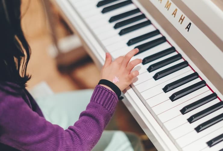 Imagen de una niña tocando el piano